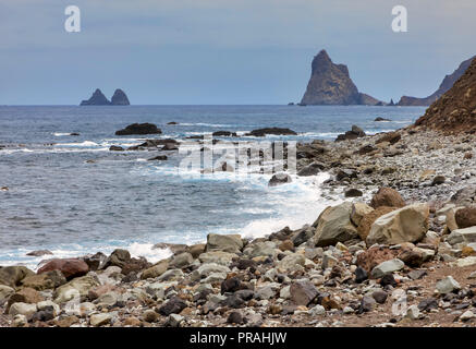 TENERIFE, ESPAGNE - 20 août : (NOTE DU RÉDACTEUR : Image a été retouchées numériquement.) Le Galiones Los sont vus à des roches le 20 août Almáciga, 2018 à Tenerife, Espagne. Les roches sont des symboles de la côte sauvage de la partie nord-est de l'île. Banque D'Images