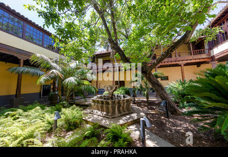 TENERIFE, ESPAGNE - 20 août : (NOTE DU RÉDACTEUR : Image a été retouchées numériquement.) La cour de la casa maison Alvarado-Bracamonte est vu la Calle Obispo Rey street à San Cristóbal de La Laguna le 20 août 2018 à Tenerife, Espagne. San Cristóbal de La Laguna a été l'ancienne capitale de l'île, et cela fait partie du patrimoine mondial de l'UNESCO. Banque D'Images