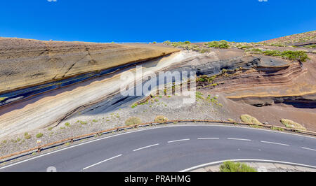 TENERIFE, ESPAGNE - 20 août : (NOTE DE LA RÉDACTION : l'image est un digital [gamme dynamique élevée, HDR] composite.) Différents types de couches de lave sont observées à la Tarta del Teide lookout le 20 août 2018 à Tenerife, Espagne. Cette formation géologique a été découvert lors de la construction de l'autoroute. Banque D'Images