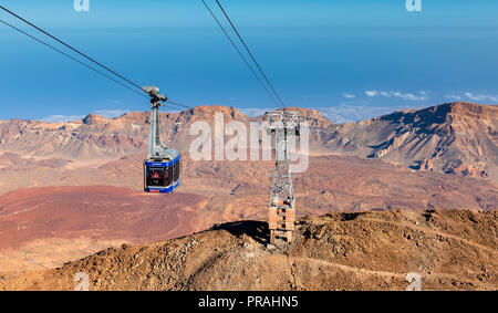 TENERIFE, ESPAGNE - 20 août : Le teleférico del Teide cable car fonctionne à Parque Nacional del Teide (Parc National de Teide) le 20 août 2018 à Tenerife, Espagne. Le téléphérique fonctionne tous les jours, la station inférieure s'élève à 2 356 m et la gare supérieure s'élève à 3 555 m au-dessus du niveau de la mer. Banque D'Images