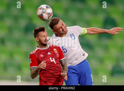 BUDAPEST, HONGRIE - le 11 septembre 2018 : (l-r) Tamas Kadar batailles pour la balle en l'air avec Vasilis Vasílis durant la Hongrie / Grèce NL UEFA match à Groupama Arena. Banque D'Images