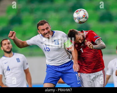 BUDAPEST, HONGRIE - le 11 septembre 2018 : Vasilis Vasílis # 15 batailles pour la balle en l'air avec Tamas Kadar (r) en face de Kostas Manolas # 4 au cours de la Hongrie / Grèce NL UEFA match à Groupama Arena. Banque D'Images