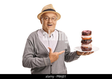 Smiling senior man holding a plate of donuts et vers isolé sur fond blanc Banque D'Images