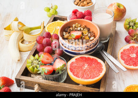 Une saine alimentation, de l'écrou sans gluten paleo et granola aux fruits servi avec des fruits et des baies, l'écrou du lait, selective focus Banque D'Images