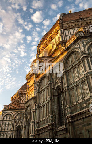 Façade et Dôme de la Cathédrale de Sainte Marie des fleurs de Florence en Italie, Europe, Sunrise Banque D'Images