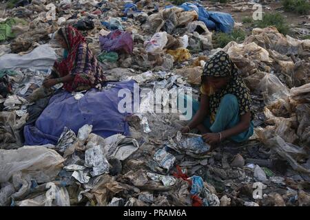 Dhaka, Bangladesh. Sep 30, 2018. Les travailleuses des sacs en plastique séparés sur un terrain vague dans le proscrit de Dhaka. Un récent rapport de la Banque mondiale dit, le pays perd environ 6,5 milliards de dollars en raison de la pollution et la dégradation de l'environnement dans arears urbain dans chaque année. Credit : MD Mehedi Hasan/ZUMA/Alamy Fil Live News Banque D'Images