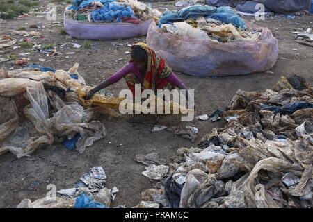 Dhaka, Bangladesh. Sep 30, 2018. Une femme se sépare le sac en plastique sur un terrain vague dans le proscrit de Dhaka. Un récent rapport de la Banque mondiale dit, le pays perd environ 6,5 milliards de dollars en raison de la pollution et la dégradation de l'environnement dans les zones urbaines en chaque année. Credit : MD Mehedi Hasan/ZUMA/Alamy Fil Live News Banque D'Images