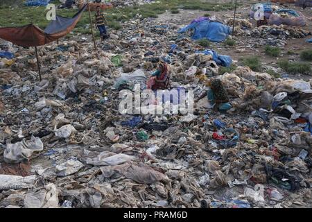 Dhaka, Bangladesh. Sep 30, 2018. Les travailleuses des sacs en plastique séparés sur un terrain vague dans le proscrit de Dhaka. Un récent rapport de la Banque mondiale dit, le pays perd environ 6,5 milliards de dollars en raison de la pollution et la dégradation de l'environnement dans arears urbain dans chaque année. Credit : MD Mehedi Hasan/ZUMA/Alamy Fil Live News Banque D'Images