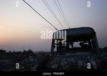 Dhaka, Bangladesh. Sep 30, 2018. Les enfants jouent sur un bus abandonné près d'un terrain vague dans le proscrit de Dhaka. Un récent rapport de la Banque mondiale dit, le pays perd environ 6,5 milliards de dollars en raison de la pollution et la dégradation de l'environnement dans les zones urbaines en chaque année. Credit : MD Mehedi Hasan/ZUMA/Alamy Fil Live News Banque D'Images