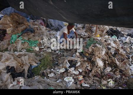 Dhaka, Bangladesh. Sep 30, 2018. Un homme travaille sur un terrain vague dans le proscrit de Dhaka. Un récent rapport de la Banque mondiale dit, le pays perd environ 6,5 milliards de dollars en raison de la pollution et la dégradation de l'environnement dans les zones urbaines en chaque année. Credit : MD Mehedi Hasan/ZUMA/Alamy Fil Live News Banque D'Images