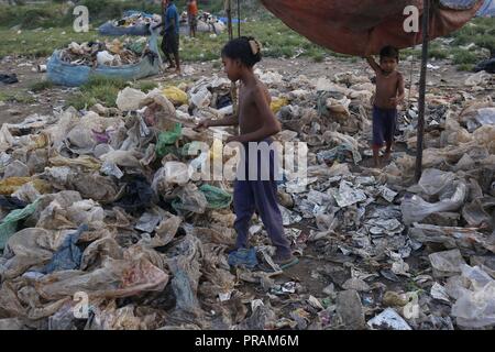 Dhaka, Bangladesh. Sep 30, 2018. Une fille travaille sur un terrain vague dans le proscrit de Dhaka. Un récent rapport de la Banque mondiale dit, le pays perd environ 6,5 milliards de dollars en raison de la pollution et la dégradation de l'environnement dans les zones urbaines en chaque année. Credit : MD Mehedi Hasan/ZUMA/Alamy Fil Live News Banque D'Images