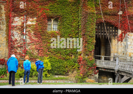 Hever Castle, Kent, UK, 30 Sep 2018. Les gens d'admirer les belles couleurs de l'affichage d'automne feuillage de lierre sur la face avant de l'extérieur du château de Hever. Le château historique restauré et maison d'enfance d'Anne Boleyn est maintenant une attraction touristique populaire. L'ensoleillé et chaud encore mis en évidence de nombreux visiteurs et randonneurs de la campagne du Kent comme plus froid, plus changeant la météo est prévue pour la semaine prochaine. Credit : Imageplotter News et Sports/Alamy Live News Banque D'Images