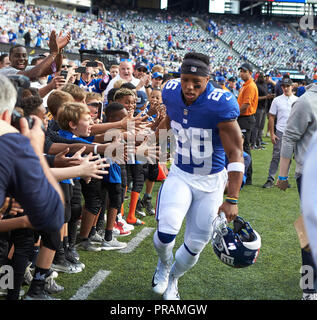 East Rutherford, New Jersey, USA. Sep 30, 2018. Les Giants de New York en Saquon Barkley (26) haute cinq certains jeunes fans avant de kickoff entre la nouvelle Orlean Saints et les Giants de New York au Stade MetLife à East Rutherford, New Jersey. Duncan Williams/CSM/Alamy Live News Banque D'Images