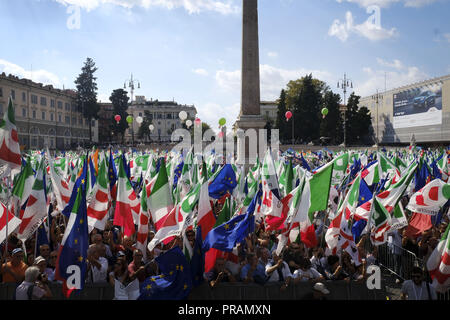Rome, Italie. Sep 30, 2018. ROME, ITALIE - 30 SEPTEMBRE : les partisans du Parti démocrate (PD), de centre-gauche italien parti politique, agitent des drapeaux au cours d'une manifestation contre la politique actuelle du gouvernement le 30 septembre 2018 à Rome, Italie. Credit : Danilo Balducci/ZUMA/Alamy Fil Live News Banque D'Images