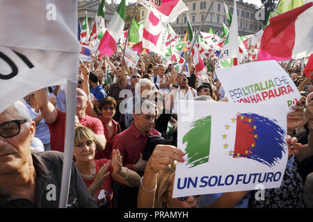 Rome, Italie. Sep 30, 2018. ROME, ITALIE - 30 SEPTEMBRE : les partisans du Parti démocrate (PD), de centre-gauche italien parti politique, agitent des drapeaux au cours d'une manifestation contre la politique actuelle du gouvernement le 30 septembre 2018 à Rome, Italie. Credit : Danilo Balducci/ZUMA/Alamy Fil Live News Banque D'Images