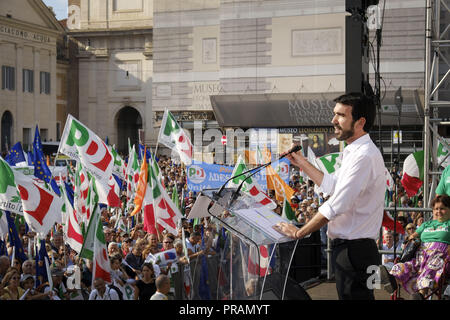 Rome, Italie. Sep 30, 2018. ROME, ITALIE - 30 SEPTEMBRE : Maurizio Martina, Secrétaire du Parti démocrate (PD), de centre-gauche italien, parle d'un parti politique au cours d'une manifestation contre la politique actuelle du gouvernement le 30 septembre 2018 à Rome, Italie. Credit : Danilo Balducci/ZUMA/Alamy Fil Live News Banque D'Images