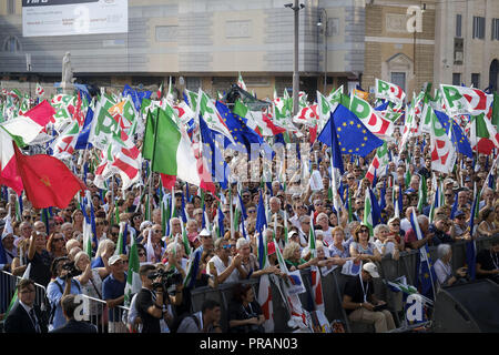 Rome, Italie. Sep 30, 2018. ROME, ITALIE - 30 SEPTEMBRE : les partisans du Parti démocrate (PD), de centre-gauche italien parti politique, agitent des drapeaux au cours d'une manifestation contre la politique actuelle du gouvernement le 30 septembre 2018 à Rome, Italie. Credit : Danilo Balducci/ZUMA/Alamy Fil Live News Banque D'Images