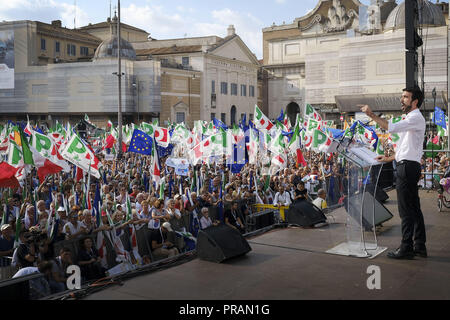 Rome, Italie. Sep 30, 2018. ROME, ITALIE - 30 SEPTEMBRE : Maurizio Martina, Secrétaire du Parti démocrate (PD), de centre-gauche italien, parle d'un parti politique au cours d'une manifestation contre la politique actuelle du gouvernement le 30 septembre 2018 à Rome, Italie. Credit : Danilo Balducci/ZUMA/Alamy Fil Live News Banque D'Images