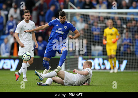 Cardiff, Royaume-Uni. Septembre 30, 2018. Callum Paterson de la ville de Cardiff est abordé par Ben Mee de Burnley. Premier League match, Cardiff City v Burnley au Cardiff City Stadium le dimanche 30 septembre 2018. Cette image ne peut être utilisé qu'à des fins rédactionnelles. Usage éditorial uniquement, licence requise pour un usage commercial. Aucune utilisation de pari, de jeux ou d'un seul club/ligue/dvd publications. Photos par Andrew Andrew/Verger Verger la photographie de sport/Alamy live news Banque D'Images