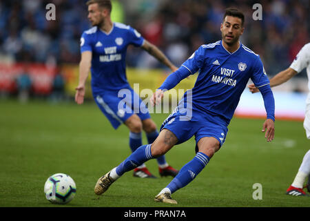 Cardiff, Royaume-Uni. Septembre 30, 2018. Camarasa Victor de la ville de Cardiff en action.Premier League match, Cardiff City v Burnley au Cardiff City Stadium le dimanche 30 septembre 2018. Cette image ne peut être utilisé qu'à des fins rédactionnelles. Usage éditorial uniquement, licence requise pour un usage commercial. Aucune utilisation de pari, de jeux ou d'un seul club/ligue/dvd publications. Photos par Andrew Andrew/Verger Verger la photographie de sport/Alamy live news Banque D'Images