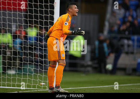 Cardiff, Royaume-Uni. Septembre 30, 2018. Neil Etheridge, le gardien de la ville de Cardiff en action. Premier League match, Cardiff City v Burnley au Cardiff City Stadium le dimanche 30 septembre 2018. Cette image ne peut être utilisé qu'à des fins rédactionnelles. Usage éditorial uniquement, licence requise pour un usage commercial. Aucune utilisation de pari, de jeux ou d'un seul club/ligue/dvd publications. Photos par Andrew Andrew/Verger Verger la photographie de sport/Alamy live news Banque D'Images