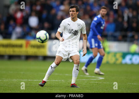 Cardiff, Royaume-Uni. Septembre 30, 2018. Jack Cork de Burnley en action. Premier League match, Cardiff City v Burnley au Cardiff City Stadium le dimanche 30 septembre 2018. Cette image ne peut être utilisé qu'à des fins rédactionnelles. Usage éditorial uniquement, licence requise pour un usage commercial. Aucune utilisation de pari, de jeux ou d'un seul club/ligue/dvd publications. Photos par Andrew Andrew/Verger Verger la photographie de sport/Alamy live news Banque D'Images