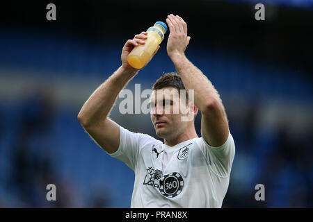 Cardiff, Royaume-Uni. Septembre 30, 2018. Sam Vokes de Burnley applaudit les fans après le match. Premier League match, Cardiff City v Burnley au Cardiff City Stadium le dimanche 30 septembre 2018. Cette image ne peut être utilisé qu'à des fins rédactionnelles. Usage éditorial uniquement, licence requise pour un usage commercial. Aucune utilisation de pari, de jeux ou d'un seul club/ligue/dvd publications. Photos par Andrew Andrew/Verger Verger la photographie de sport/Alamy live news Banque D'Images