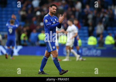 Cardiff, Royaume-Uni. Septembre 30, 2018. Sean Morrison, de la ville de Cardiff applaudit les fans après le match. Premier League match, Cardiff City v Burnley au Cardiff City Stadium le dimanche 30 septembre 2018. Cette image ne peut être utilisé qu'à des fins rédactionnelles. Usage éditorial uniquement, licence requise pour un usage commercial. Aucune utilisation de pari, de jeux ou d'un seul club/ligue/dvd publications. Photos par Andrew Andrew/Verger Verger la photographie de sport/Alamy live news Banque D'Images