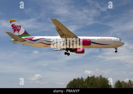 Phuket, Thailande. Mar 23, 2018. Un dimanche Airlines Boeing 767-300ER vu l'atterrissage à l'aéroport de Phuket. Crédit : Fabrizio Gandolfo/SOPA Images/ZUMA/Alamy Fil Live News Banque D'Images