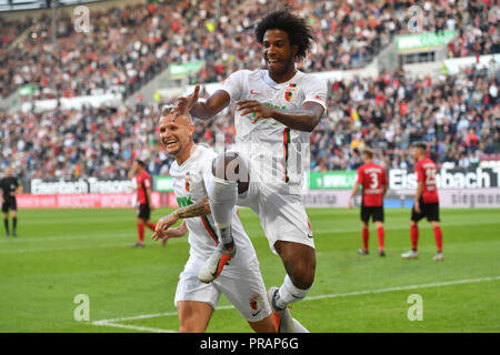 Goaljubel F. CAIUBY DA SILVA (FC Augsburg) après l'objectif de 1-0 -li : Jonathan Schmid (FC Augsburg), action, la jubilation, la joie, l'enthousiasme, le football 1. Bundesliga, 6 journée, journée06 FC Augsburg (A) -SC Freiburg (FR) 4-1, le 30.09.2018 à Augsbourg/Allemagne, WWK AREN A. DFL RÈGLEMENT INTERDIT TOUTE UTILISATION DE PHOTOGRAPHIE COMME DES SÉQUENCES D'IMAGES ET/OU QUASI VIDÉO. Dans le monde d'utilisation | Banque D'Images