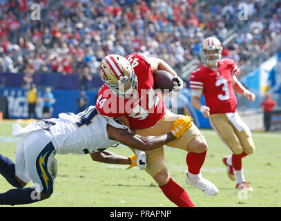 Carson, Californie, USA. Septembre 30, 2018. 30 septembre 2018 San Francisco 49ers en marche arrière Kyle Juszczyk (44) porte le ballon et se fait frapper par Los Angeles Chargers corner back Trevor Williams (24) pendant le match de football entre les San Francisco 49ers et les chargeurs de Los Angeles à l'StubHub Center de Carson, en Californie. Charles Baus/CSM Crédit : Cal Sport Media/Alamy Live News Banque D'Images