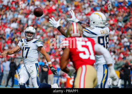 Carson, Californie, USA. Septembre 30, 2018. 30 septembre 2018 Los Angeles Chargers quart-arrière Philip Rivers (17) lance la balle durant le match de football entre les San Francisco 49ers et les chargeurs de Los Angeles à l'StubHub Center de Carson, en Californie. Charles Baus/CSM Crédit : Cal Sport Media/Alamy Live News Banque D'Images