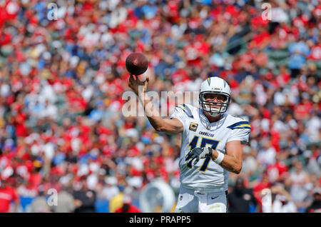 Carson, Californie, USA. Septembre 30, 2018. 30 septembre 2018 Los Angeles Chargers quart-arrière Philip Rivers (17) lance la balle durant le match de football entre les San Francisco 49ers et les chargeurs de Los Angeles à l'StubHub Center de Carson, en Californie. Charles Baus/CSM Crédit : Cal Sport Media/Alamy Live News Banque D'Images