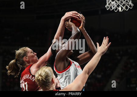 Tenerife, Espagne. Sep 30, 2018. Astou Ndour (R) de l'Espagne est bloqué par Emma Meesseman de Belgique au cours de la 3ème place match à la FIBA 2018 Coupe du Monde féminine de basket-ball à Santiago Martin à San Cristobal de La Laguna à Tenerife, Espagne, 30 septembre 2018. L'Espagne a gagné 67-60. Credit : Zheng Huansong/Xinhua/Alamy Live News Banque D'Images