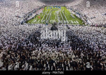 University Park, Pennsylvania, USA. Sep 29, 2018. Penn State Nittany Lions prendre le champ avant de la NCAA football match entre l'Ohio State Buckeyes et la Penn State Nittany Lions au stade Beaver à University Park, Pennsylvania. Credit : csm/Alamy Live News Banque D'Images