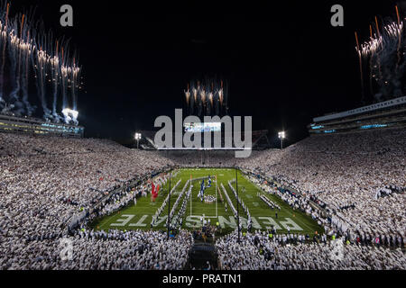 University Park, Pennsylvania, USA. Sep 29, 2018. Penn State Nittany Lions prendre le domaine que Fireworks sont mis hors tension avant de la NCAA football match entre l'Ohio State Buckeyes et la Penn State Nittany Lions au stade Beaver à University Park, Pennsylvania. Credit : csm/Alamy Live News Banque D'Images