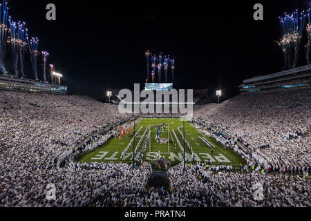 University Park, Pennsylvania, USA. Sep 29, 2018. Penn State Nittany Lions prendre le domaine que Fireworks sont mis hors tension avant de la NCAA football match entre l'Ohio State Buckeyes et la Penn State Nittany Lions au stade Beaver à University Park, Pennsylvania. Credit : csm/Alamy Live News Banque D'Images