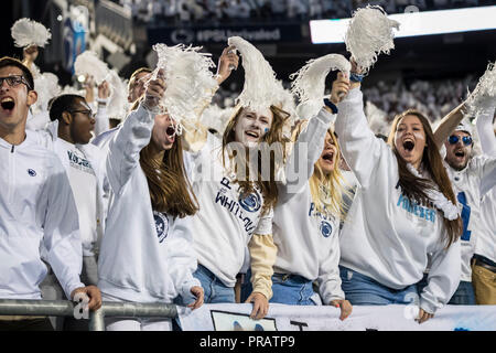 University Park, Pennsylvania, USA. Sep 29, 2018. Penn State Nittany Lions fans célébrer un touché au cours de la première moitié de la NCAA football match entre l'Ohio State Buckeyes et la Penn State Nittany Lions au stade Beaver à University Park, Pennsylvania. Credit : csm/Alamy Live News Banque D'Images