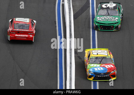 30 septembre 2018 - Concord, Caroline du Nord, États-Unis d'Amérique - Kyle Busch (18) courses au cours de l'approbation de la Bank of America 400 à Charlotte Motor Speedway à Concord, en Caroline du Nord. (Crédit Image : © Chris Owens Asp Inc/ASP via Zuma sur le fil) Banque D'Images