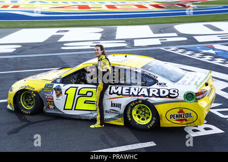 Concord, Caroline du Nord, USA. Sep 30, 2018. Ryan Blaney (12) remporte l'approbation de la Bank of America 400 à Charlotte Motor Speedway à Concord, en Caroline du Nord. Crédit : Chris Owens Asp Inc/ASP/ZUMA/Alamy Fil Live News Banque D'Images