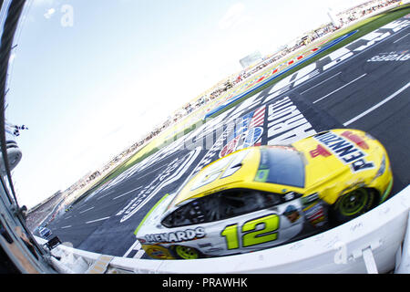 Concord, Caroline du Nord, USA. Sep 30, 2018. Ryan Blaney (12) remporte l'approbation de la Bank of America 400 à Charlotte Motor Speedway à Concord, en Caroline du Nord. Crédit : Chris Owens Asp Inc/ASP/ZUMA/Alamy Fil Live News Banque D'Images