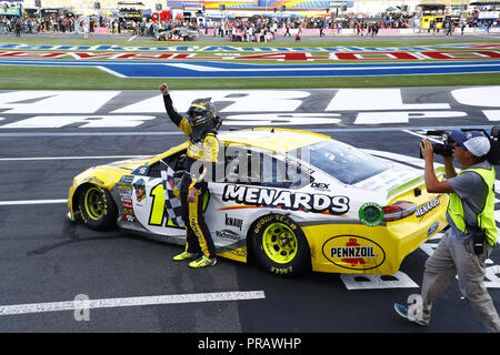 Concord, Caroline du Nord, USA. Sep 30, 2018. Ryan Blaney (12) remporte l'approbation de la Bank of America 400 à Charlotte Motor Speedway à Concord, en Caroline du Nord. Crédit : Chris Owens Asp Inc/ASP/ZUMA/Alamy Fil Live News Banque D'Images