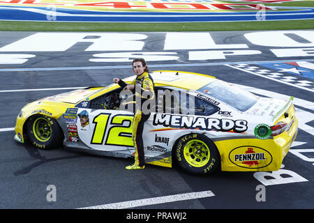 Concord, Caroline du Nord, USA. Sep 30, 2018. Ryan Blaney (12) remporte l'approbation de la Bank of America 400 à Charlotte Motor Speedway à Concord, en Caroline du Nord. Crédit : Chris Owens Asp Inc/ASP/ZUMA/Alamy Fil Live News Banque D'Images