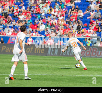 Harrison, NJ - 30 septembre 2018 : Jeff Larentowicz (18) d'Atlanta United FC contrôle ball pendant les match contre MLS Red Bulls au Red Bull Arena Red Bulls a gagné 2 - 0 Crédit : lev radin/Alamy Live News Banque D'Images