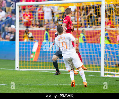 Harrison, NJ - 30 septembre 2018 : Marc Rzatkowski (90) des Red Bulls se lève pour balle pendant les MLS match contre Atlanta United FC au Red Bull Arena Red Bulls a gagné 2 - 0 Crédit : lev radin/Alamy Live News Banque D'Images