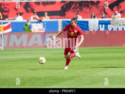 Harrison, NJ - 30 septembre 2018 : Alex Muyl (19) Red Bulls de boule de commande pendant les MLS match contre Atlanta United FC au Red Bull Arena Red Bulls a gagné 2 - 0 Crédit : lev radin/Alamy Live News Banque D'Images