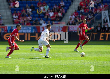 Harrison, NJ - 30 septembre 2018 : Hector Villalba (15) d'Atlanta United FC contrôle ball pendant les match contre MLS Red Bulls au Red Bull Arena Red Bulls a gagné 2 - 0 Crédit : lev radin/Alamy Live News Banque D'Images