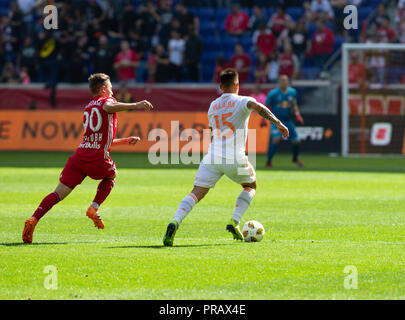 Harrison, NJ - 30 septembre 2018 : Hector Villalba (15) d'Atlanta United FC contrôle ball pendant les match contre MLS Red Bulls au Red Bull Arena Red Bulls a gagné 2 - 0 Crédit : lev radin/Alamy Live News Banque D'Images