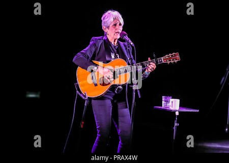 Durham, North Carolina, USA. Sep 29, 2018. Musique Artiste Joan Baez effectue à Durham, Caroline du Nord dans le cadre de sa tournée 2018. Joan Chandos Baez est un chanteur, auteur-compositeur, musicien et activiste dont la musique folk contemporaine inclut souvent des chansons de protestation ou de la justice sociale. Credit : Andy Martin Jr./ZUMA/Alamy Fil Live News Banque D'Images