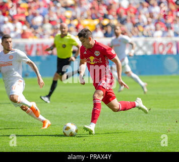 Harrison, NJ - 30 septembre 2018 : Brian White (42) Red Bulls de boule de commande pendant les MLS match contre Atlanta United FC au Red Bull Arena Red Bulls a gagné 2 - 0 Crédit : lev radin/Alamy Live News Banque D'Images